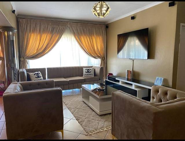 3 BEDROOM HOUSE FOR SALE IN THE ORCHARDS